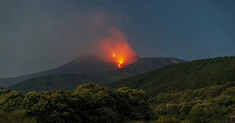 İtalya’da korkutan volkanik hareketlilik: Etna Yanardağı lav püskürttü