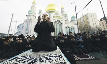 Bayram namazını sokakta kıldılar