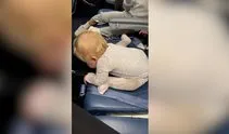 Uçakta bebeğini koltuğa bantladı! Bu yasal mı?
