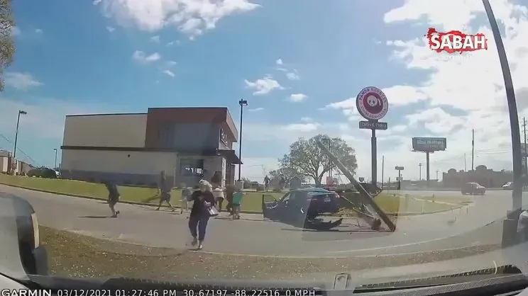 ABD'de kopan elektrik kablolarından mucizevi kurtuluş kamerada | Video