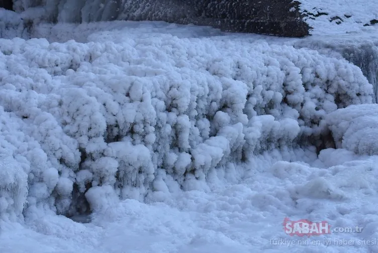 Kars’ta havaya serpilen kaynar su dondu! İşte o iç ısıtan görüntüler