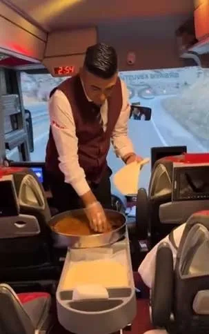 otobus-yolculugunda-yolculara-yapilan-ikram-sasirtti-tum-bildiklerinizi-unutun-ne-kek-ne-de-meyve-suyu-1737020198661.jpg