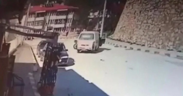 Bolu’da motosiklet ile minibüsün çarpışması kameraya yansıdı