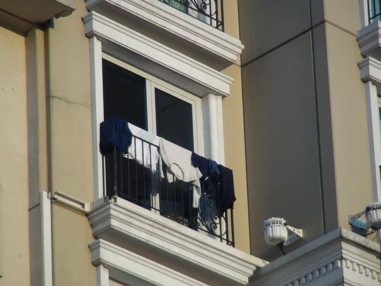 Taksim’de lüks otelin balkonuna çamaşır astılar