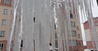 Çatılar dev buz sarkıtlarıyla kaplandı