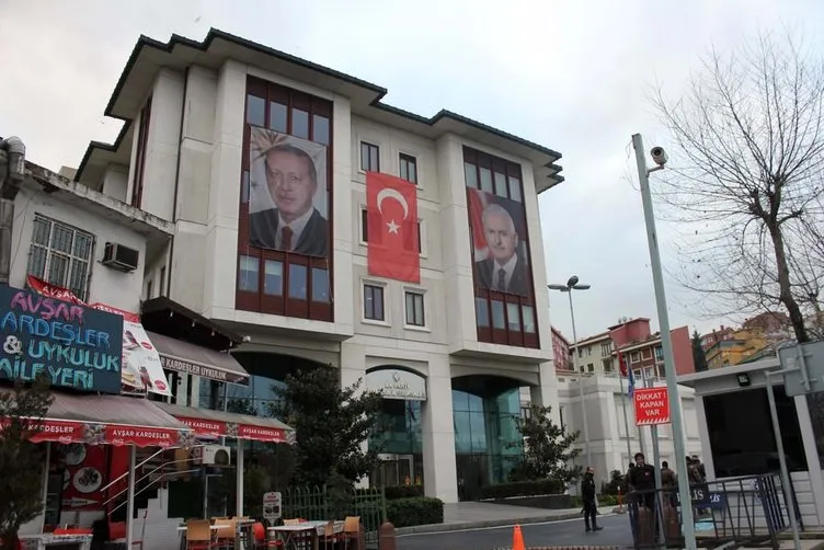 AK Parti İl Başkanlığı’na yapılan saldırının izleri, gündüz ortaya çıktı
