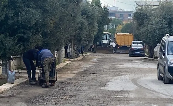 saka-gibi-buyuksehir-bozuk-yollari-ak-parti-ilce-baskanina-sordu-1638947506072.jpg İzmir'de şaka gibi olay! CHP'li başkan bozuk yollar AK Parti İlçe Başkanı'na sordu