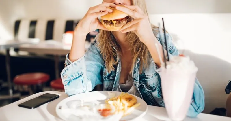 fast food yemek kadinlarin