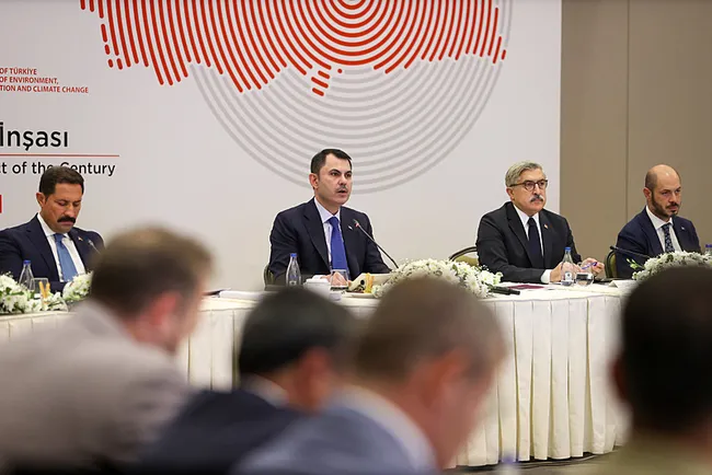 Bakan Kurum, yerli ve yabancı gazetecilere asrın inşa seferberliğini anlattı: Muazzam bir koordinasyonla çalışıyoruz