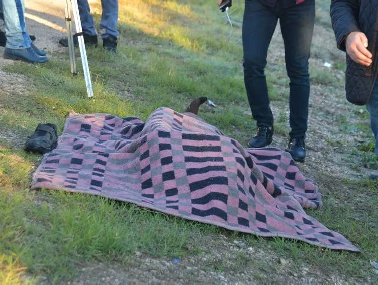 Yol kenarında, üzeri battaniyeyle örtülü erkek cesedi bulundu