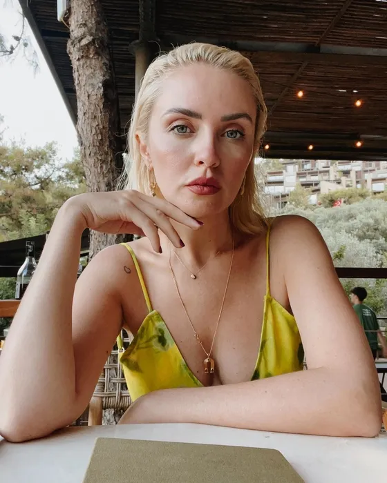 2025’in sürpriz aşklarıydı... Oyuncu Burcu Kirman eski sevgilisi Bülent Şakrak’a öyle bir gönderme yaptı ki! Geçinmeye gönlü olanın...