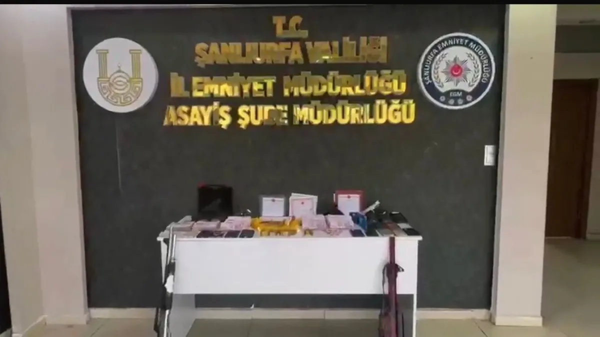 Akçakale merkezli dev operasyon! Dolandırıcılık şebekesine 1 milyarlık darbe Akçakale merkezli dev operasyon! Dolandırıcılık şebekesine 1 milyarlık darbe