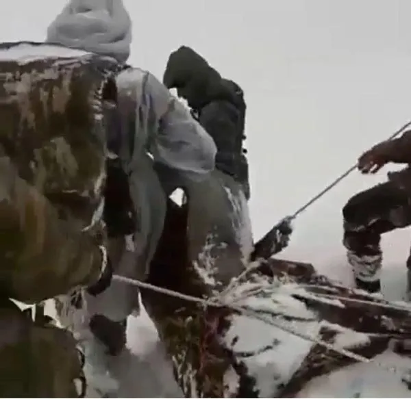 Kato’da donma tehlikesi geçiren korucu böyle dağdan indirildi