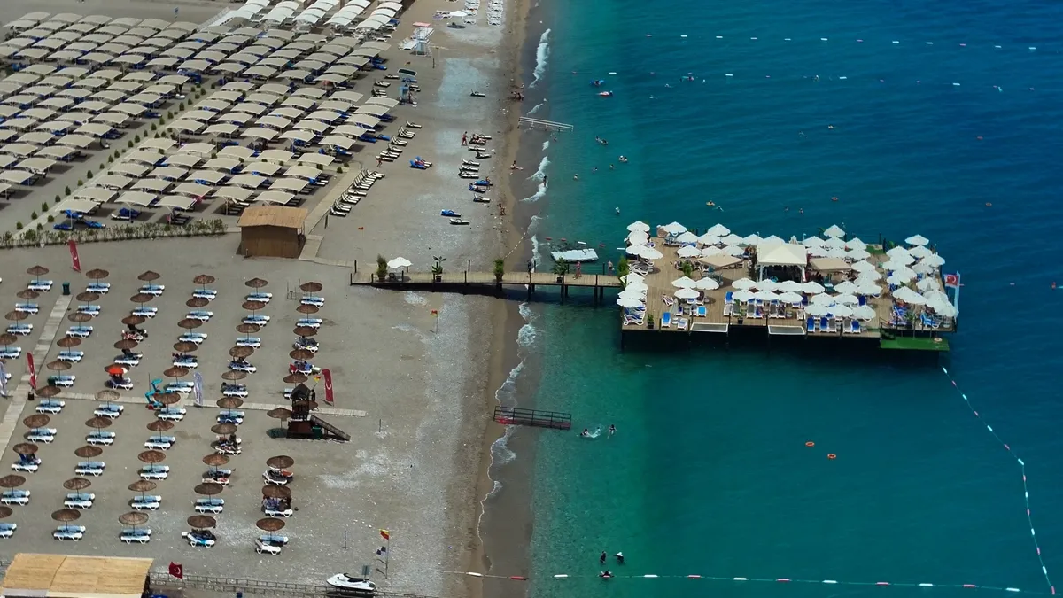 Antalya halk plajları iki milyonu aşkın ziyaretçiyle dolup taştı