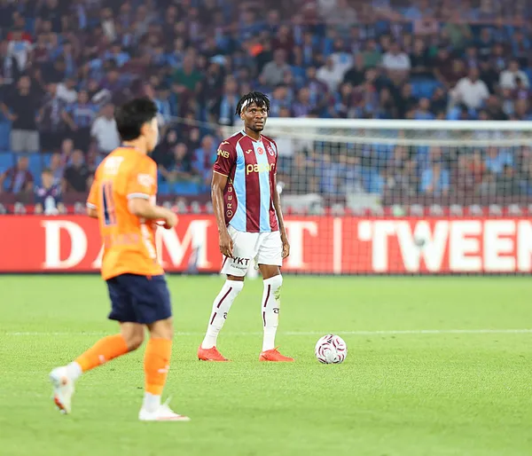 canli-super-ligde-trabzonspor-basaksehir-maci-goller-pes-pese-penalti-karari-1787504291568.jpeg
