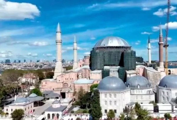ayasofyanin-ana-kubbe-restorasyonu-basladi-yagmurdan-korumak-icin-kubbesi-gri-brandalarla-kapatildi-1791031051104.jpg