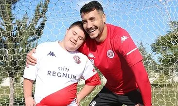 Antalyasporlu futbolcu Jahovic Dünya Engelliler Günü’nde minik hayranı Furkan ile buluştu