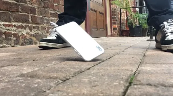 7 bin TL'lik iPhone X'i işte bu şekilde aşağıya attı!