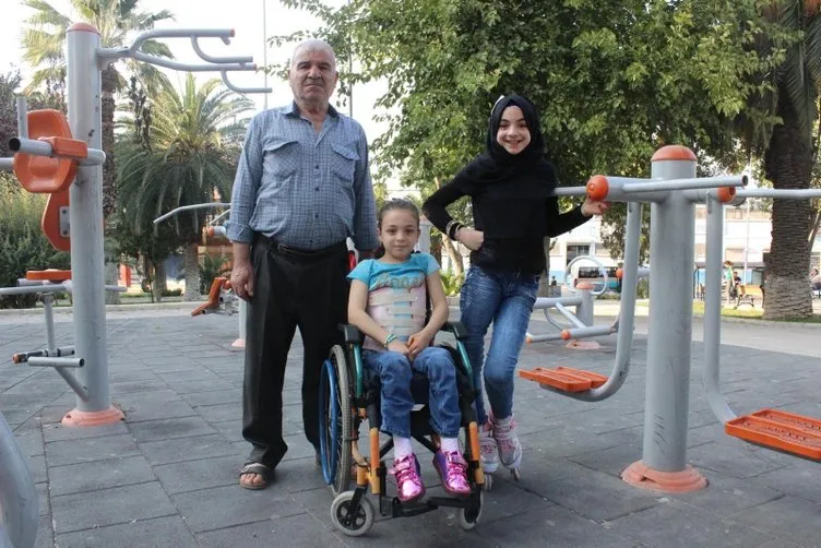 Suriye’deki savaşta bacağını kaybeden Nur, şimdi patenle kayıyor