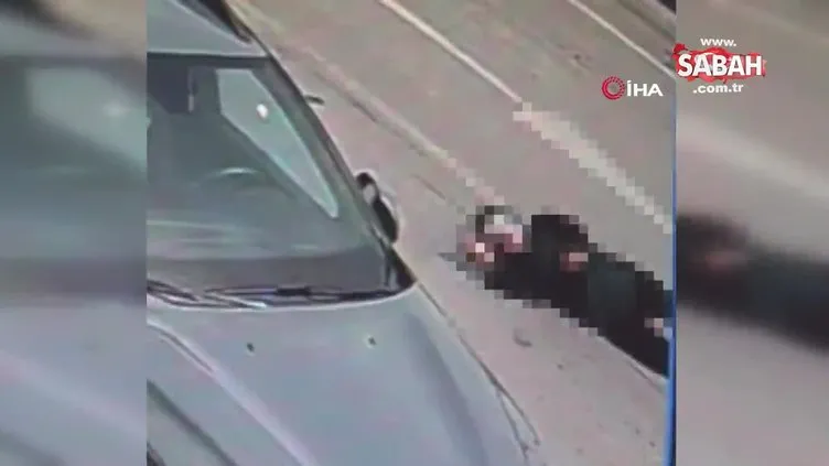 Yolun karşısına geçmeye çalışan kadına motosiklet çarptı: O anlar kamerada