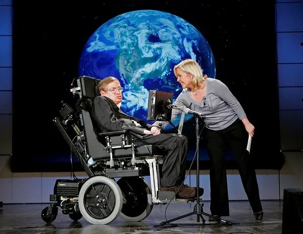 Stephen Hawking hayatını kaybetti