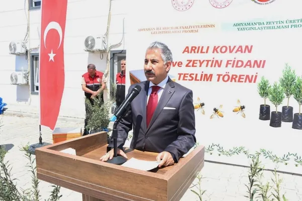 adiyamanda-ciftcilere-buyuk-destek-1500-arili-kovan-ve-yaklasik-28-bin-zeytin-fidani-dagitildi-1779470739596.jpg
