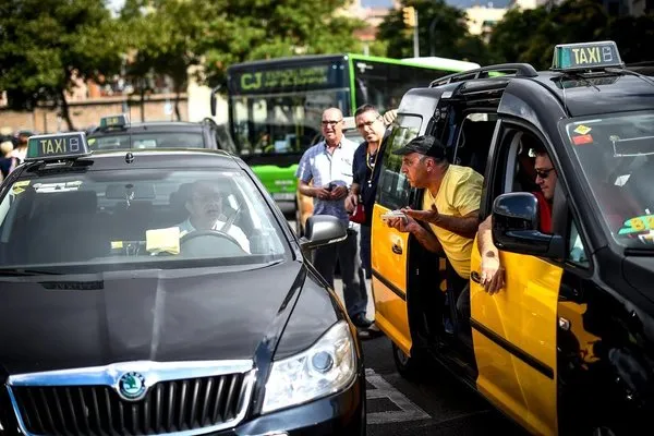 Uber ile sarı taksi polemiği! Avrupa Uber'i tartışıyor...