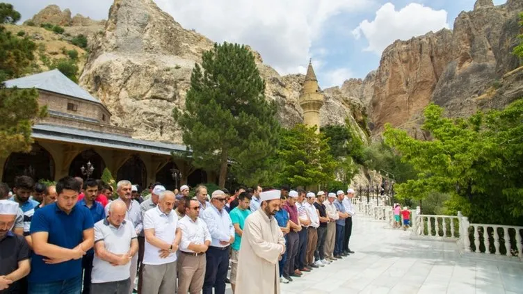 Muhammed Mursi için dünyanın dört bir yanında gıyabi cenaze namazı kılındı