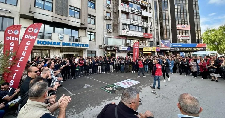 CHP’li Konak Belediyesi’nde işçiler greve başladı! Sokağa çöp bırakmayın