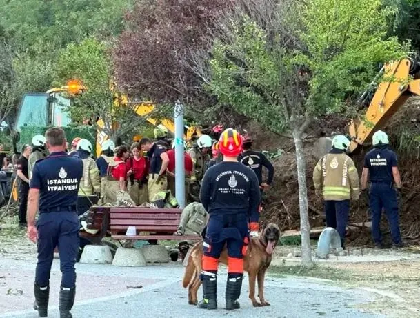son-dakika-buyukcekmecede-toprak-kaymasi-valilikten-aciklama-geldi-toprak-altinda-kalan-kimse-bulunmadi-1785782630957.jpg