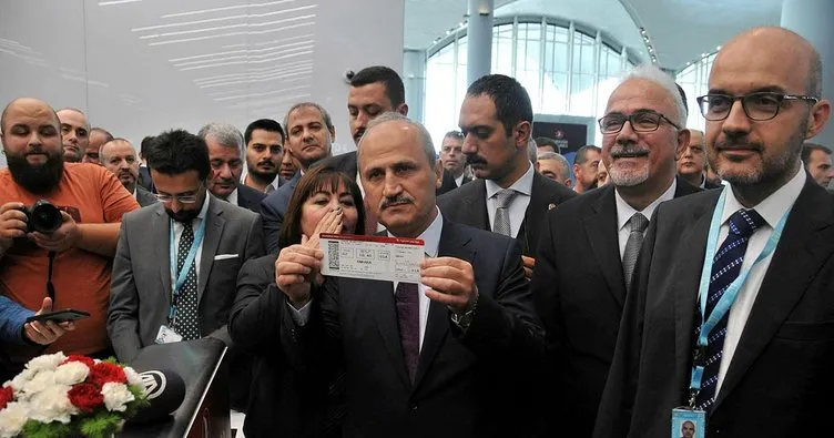 Bakan Turhan İstanbul Havalimanı'ndan yapılan ilk uçuÅa katılan yolcuları uÄurluyor