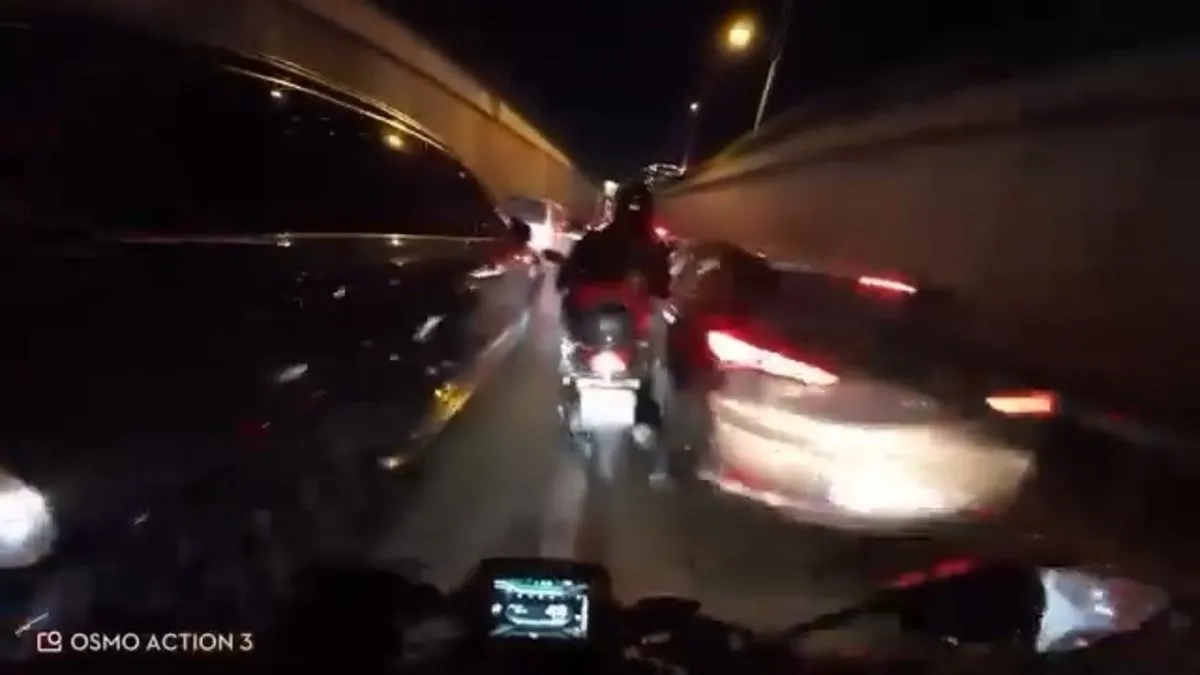 Yoğun trafikte korkutan kaza: 2 motosiklet çarpıştı! Kaza kask kamerasında Yoğun trafikte korkutan kaza: 2 motosiklet çarpıştı! Kaza kask kamerasında