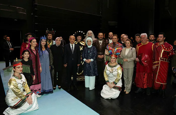 milletin-evinde-bir-ilk-bestepede-opera-gecesi-emine-erdogan-turandot-operasini-izledi-1674190430528.jpg