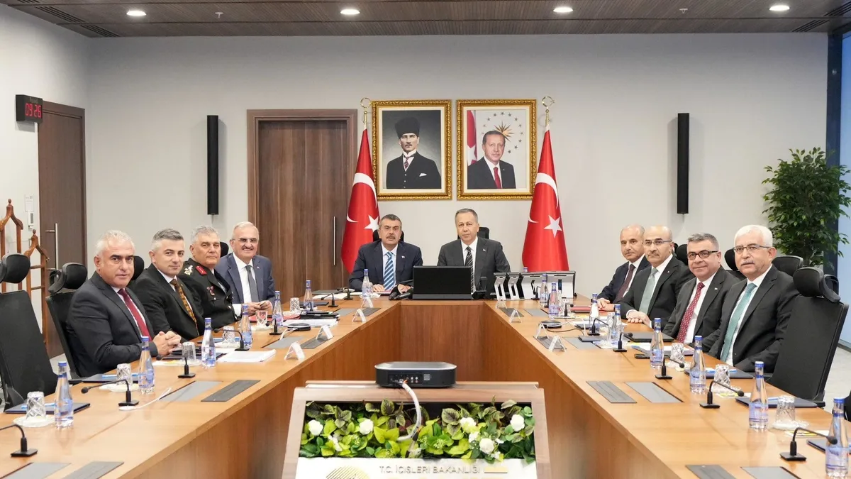 Bakan Tekin, 81 ilin valileri ve milli eğitim müdürleriyle çevrim içi toplantıda görüştü Bakan Tekin, 81 ilin valileri ve milli eğitim müdürleriyle çevrim içi toplantıda görüştü