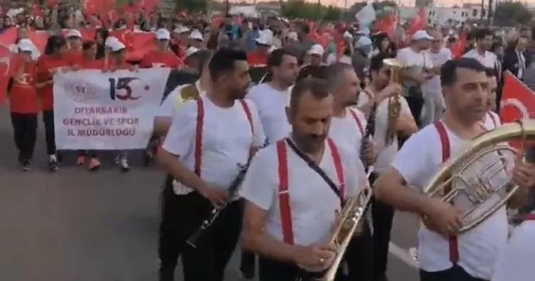 Diyarbakır’da Mehteran Marşı eşliğinde 15 Temmuz yürüyüşü