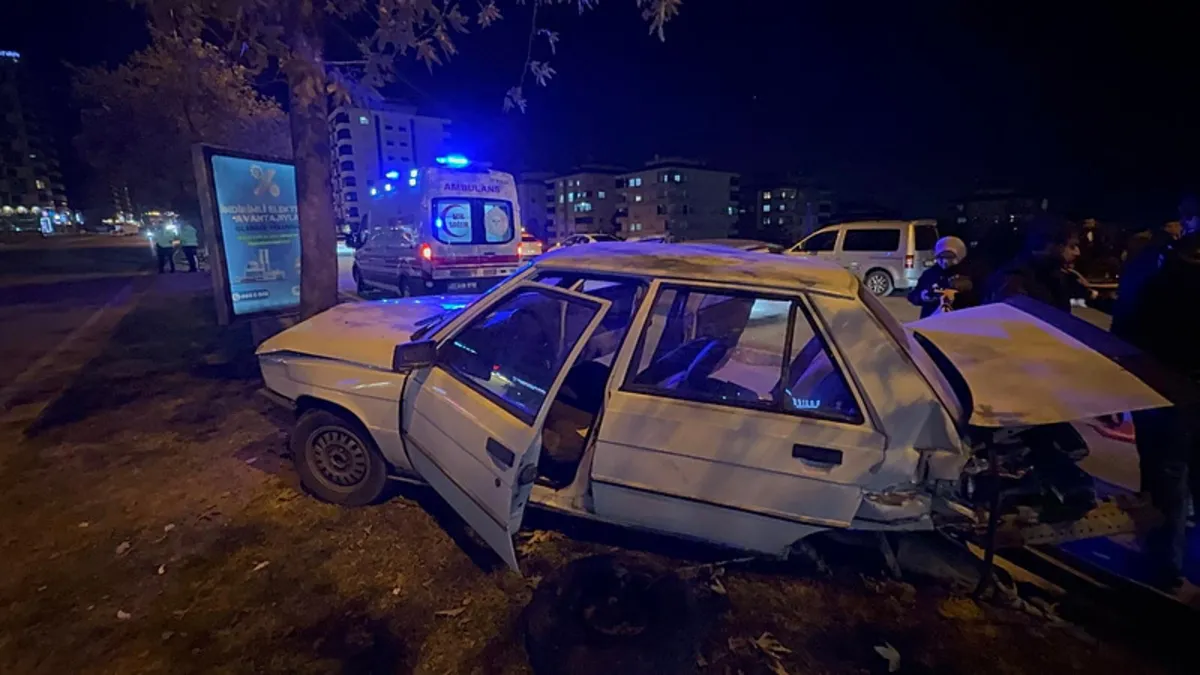 Gaziantep’te 3 araç trafiği birbirine kattı: 5 yaralı Gaziantep’te 3 araç trafiği birbirine kattı: 5 yaralı