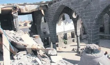 Teröristlerin zarar verdiği kilisede 100 yıl sonra ilk ayin #diyarbakir