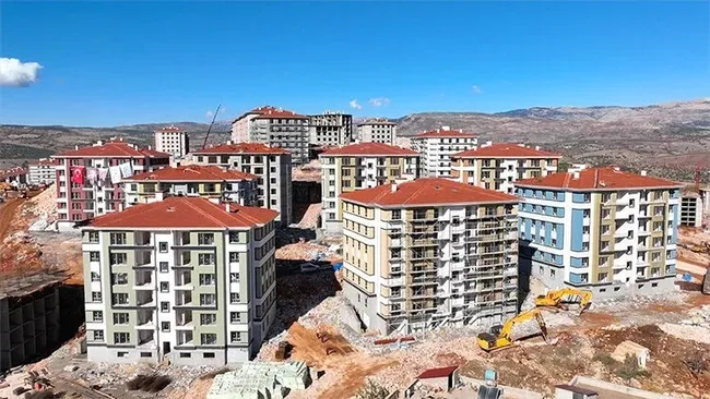 bakanliktan-afet-konutlari-paylasimi-milletimize-verdigimiz-sozun-ispati-2-yilda-455-bin-357-bagimsiz-bolum-te-1786212207767.jpeg