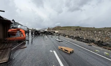 Bitlis'te korkutan kaza: Karayolları bakım aracı ile TIR çarpıştı! 1'i ağır, 3 yaralı #bitlis