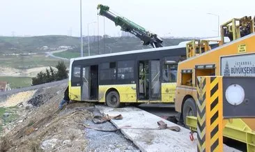 Başakşehir’de İETT otobüsü kaza yaptı: Yol kenarındaki boşluğa düştü
