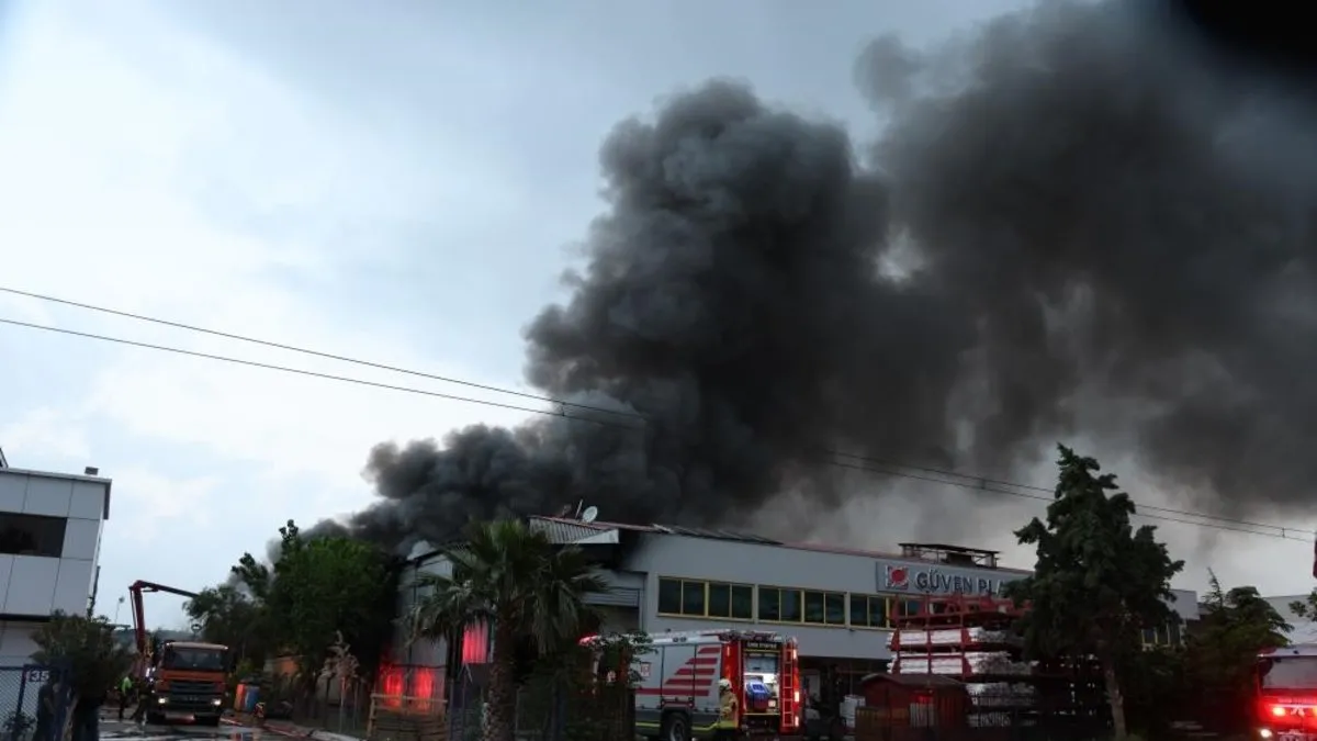 İzmir'deki metal kaplama ve plastik fabrikasındaki yangınlar kontrol altına alındı