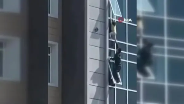Sekizinci katta asılı kalan 3 yaşındaki çocuk son anda kurtarıldı! Korku dolu anlar kamerada | Video