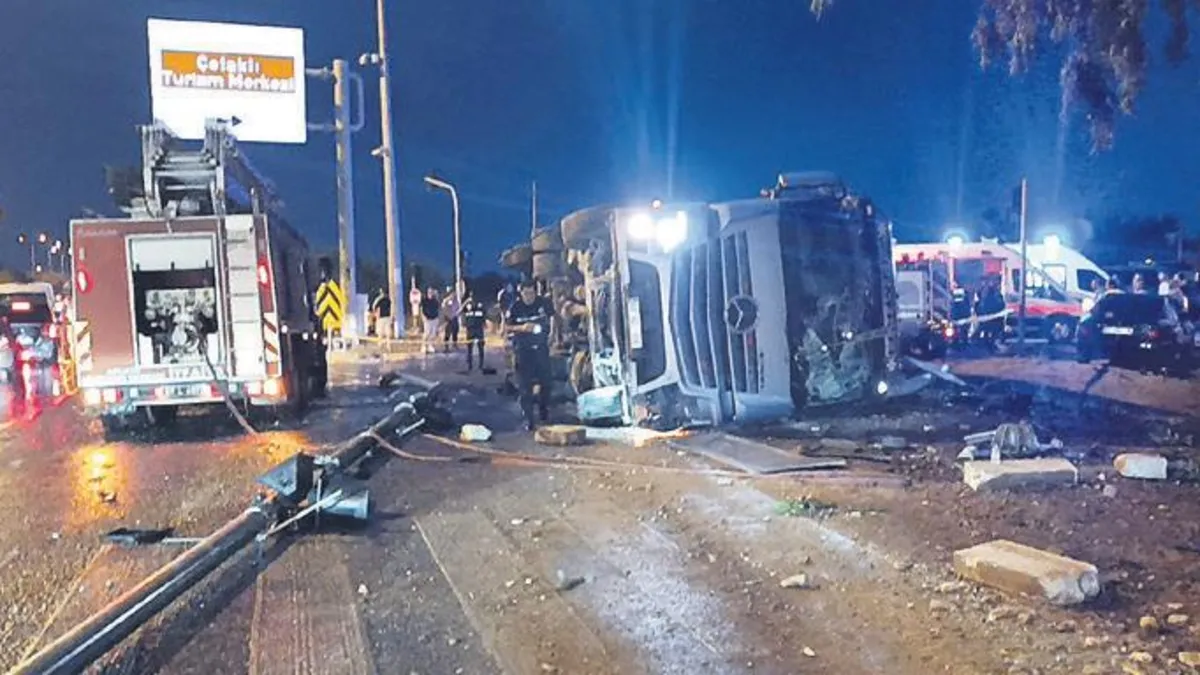 Durakta bekleyenlerin üzerine tır devrildi haber görseli