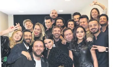 Dostlarını kuliste ağırladı