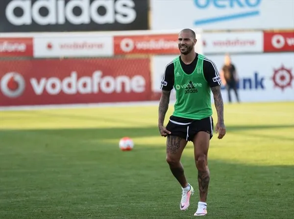Ünlü futbolcular ve lüks otomobilleri