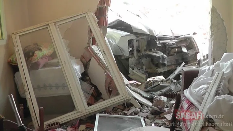 İzmir’de kamyonet evin bahçesine girdi: 1 ölü
