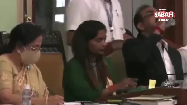 Hintli yetkili, bütçe toplantısı sırasında su şişesi sanarak dezenfektan içti | Video