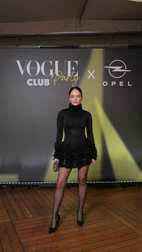 istanbulda-yildizlar-gecidi-vogue-ve-opel-gecesine-unluler-akin-etti-1770811283123.jpg