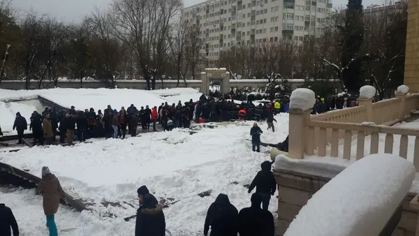 Camide tente çatı çöktü! Ölü ve yaralılar var-1