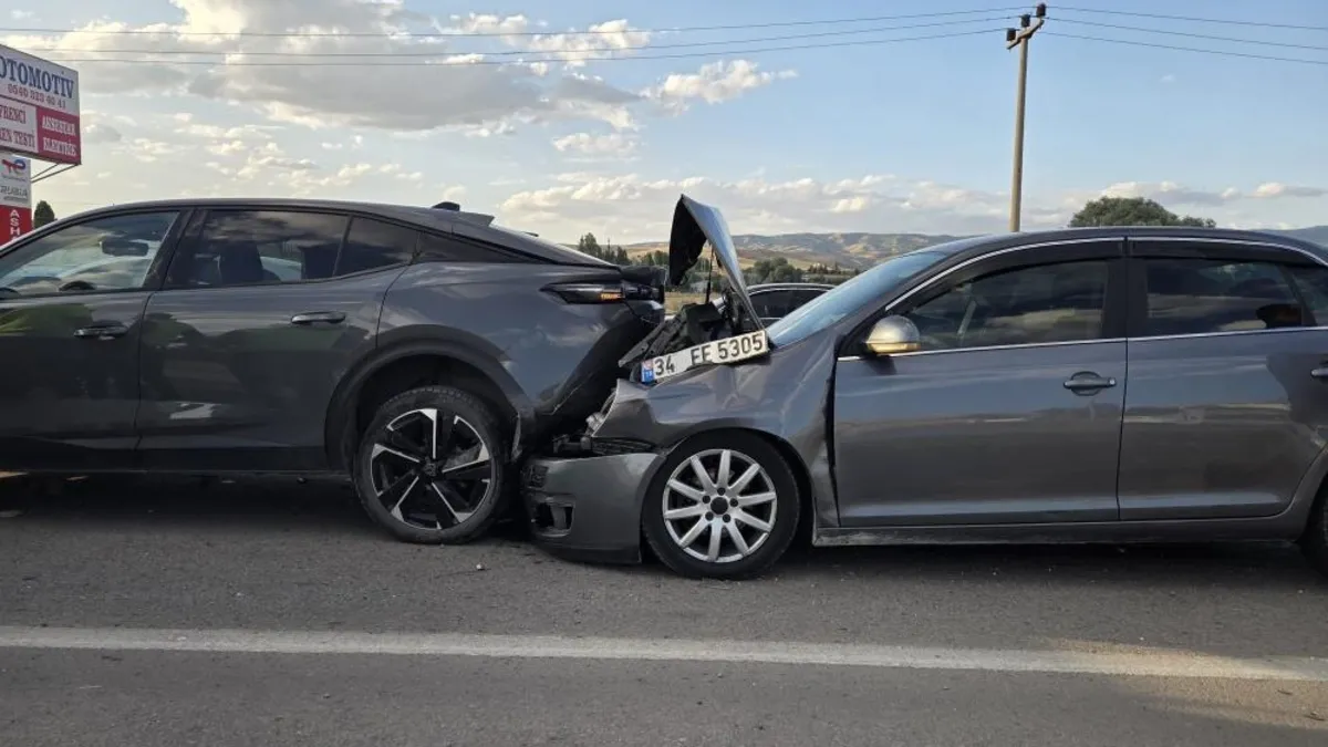Ankara Elmadağ'da meydana gelen zincirleme trafik kazasında hasar gören araçlar.